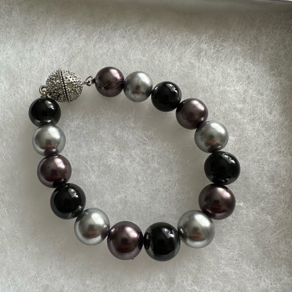 Premier Designs Faux Pearl necklace, earrings, and bracelet set - Picture 4 of 5